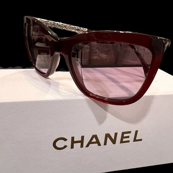 CHANEL Red Sunglasses with Gold Case main image 5